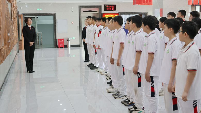 2.同学们了解浮雕所蕴含的法治精神.JPG