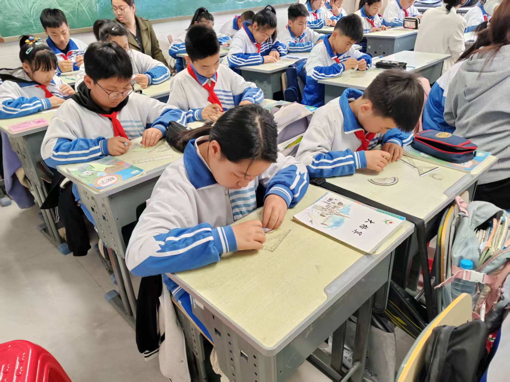 图片4学生操作活动.jpg