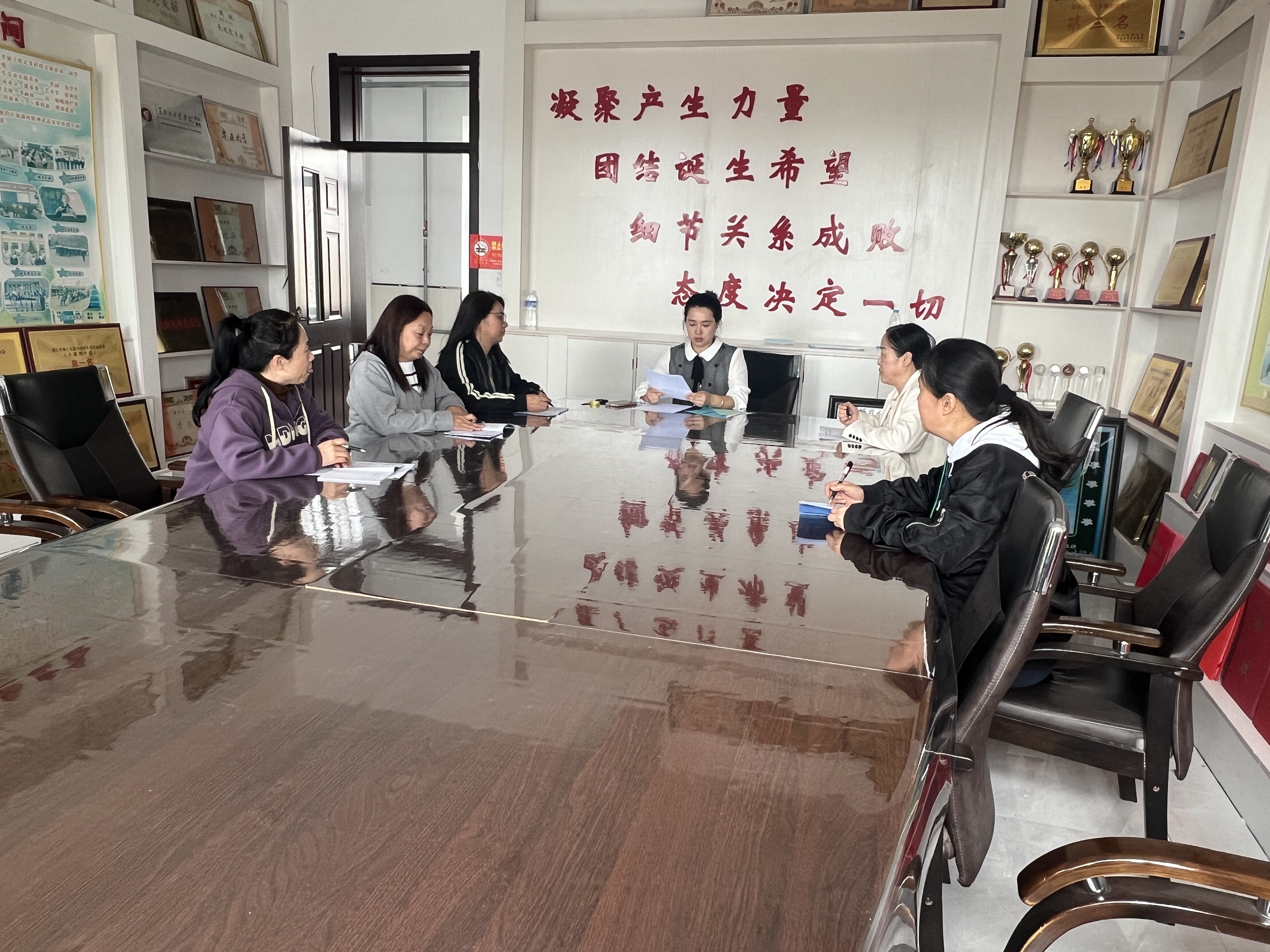 图片7课后，参与教师围绕评价框架的可行性、有效性展开研讨。.jpg