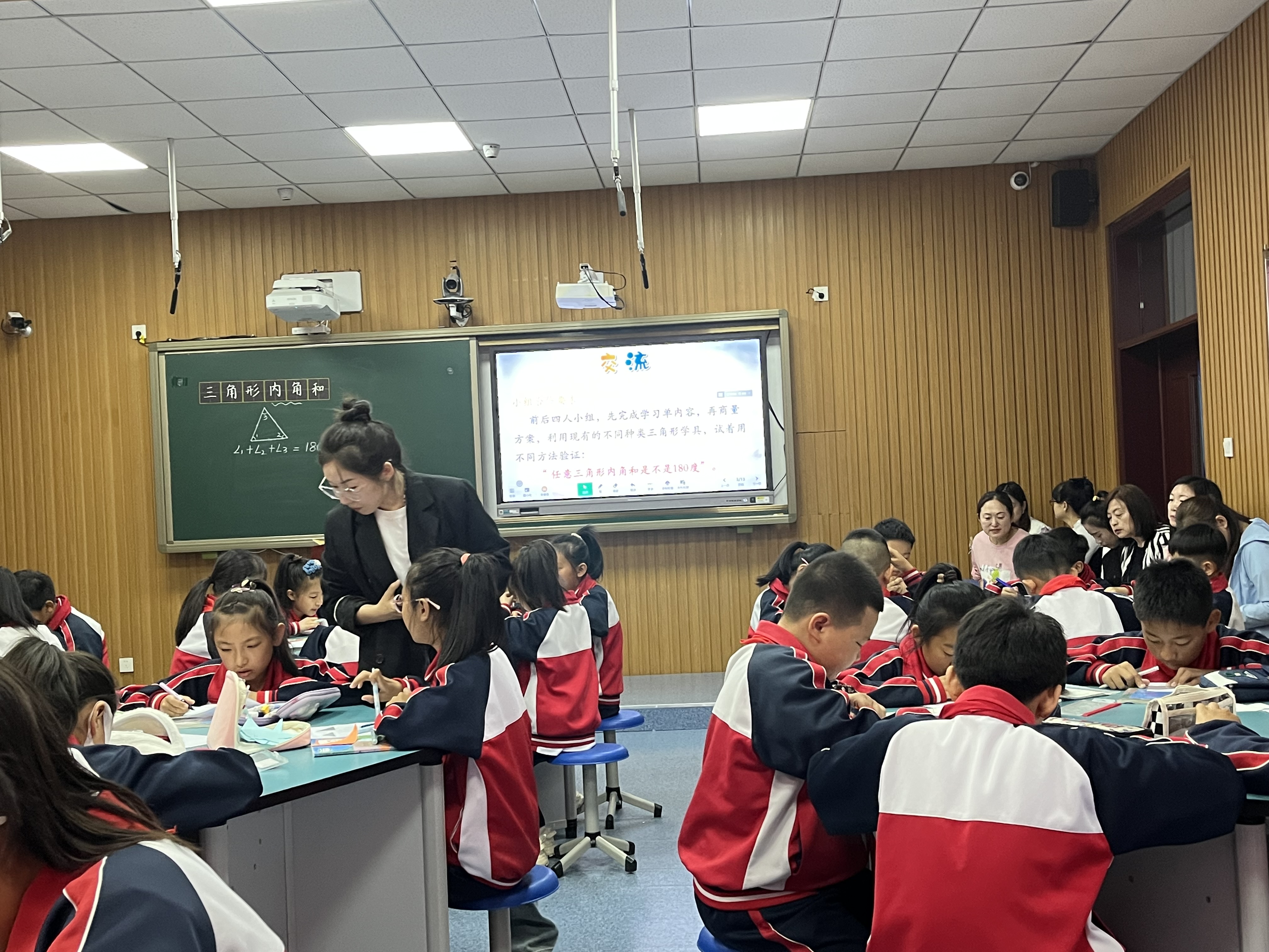 图片5：张睿鑫老师执教《三角形内角和》.jpg