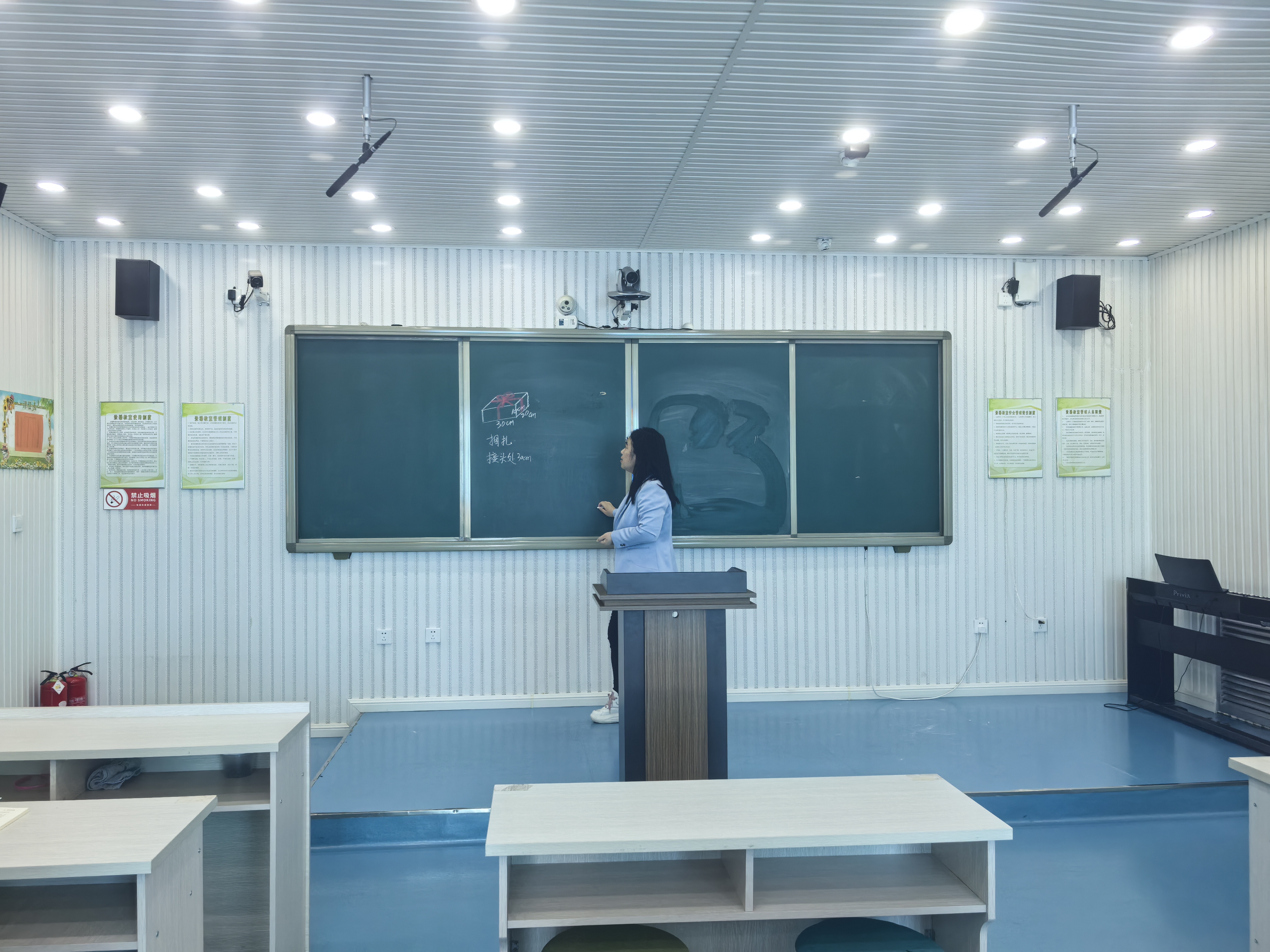 图片2：孙丽莉老师讲解典型习题.jpg
