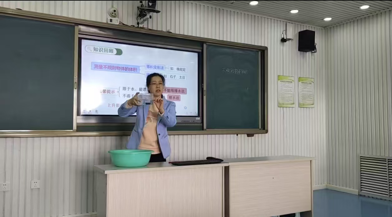 图片4：汪兆霞老师讲解典型习题.jpg