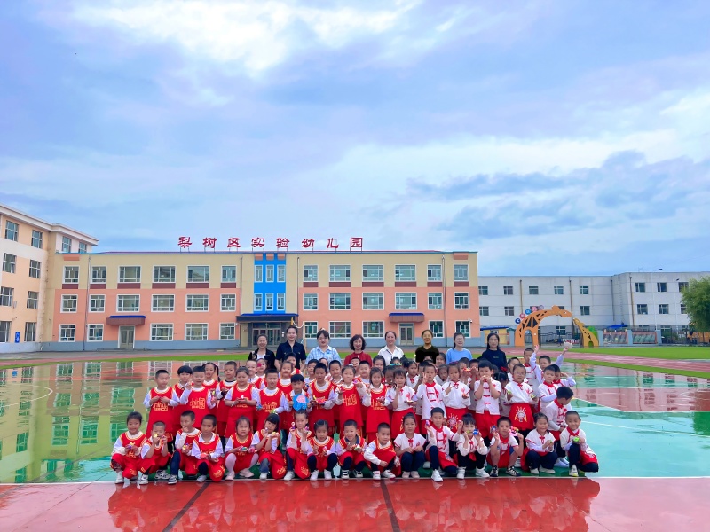 图片1 园领导同师幼合照.jpg