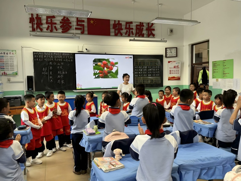 图片2 参观小学教室.jpg