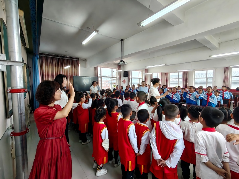 图片3 参观小学合唱室.jpg