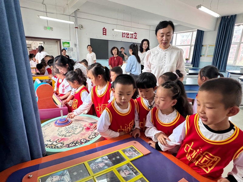 图片4 参观科学实验室.jpg