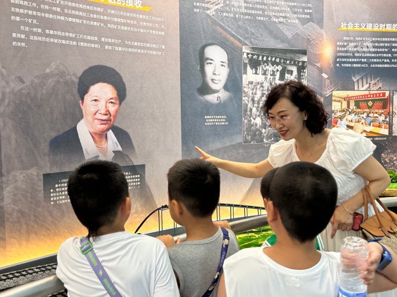 图二：园长为小朋友做介绍.jpg