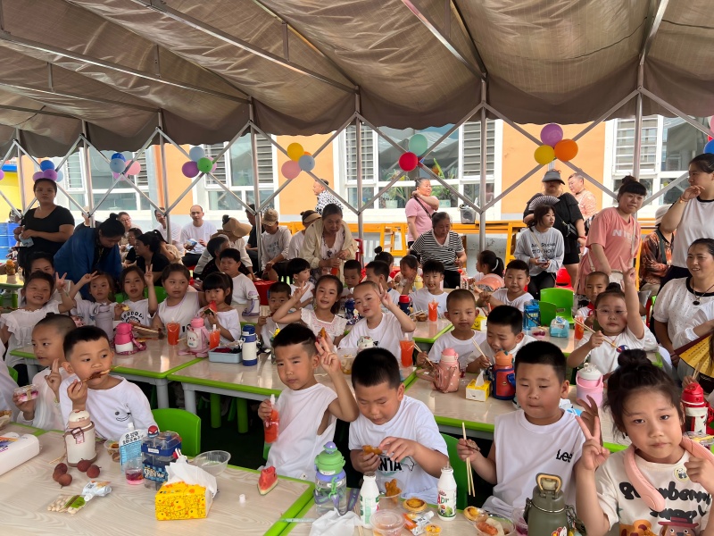 图片2：幼儿分享美食.jpg