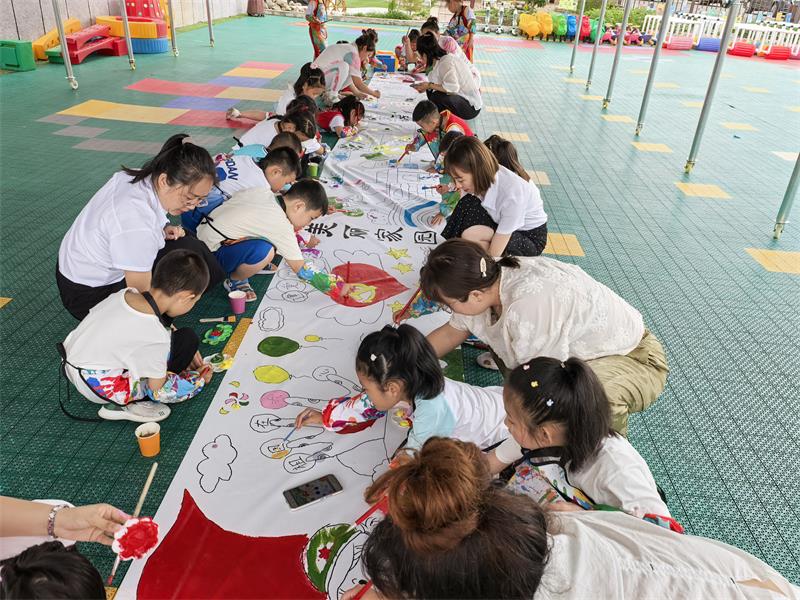 图片三：大手小手共绘长卷.jpg