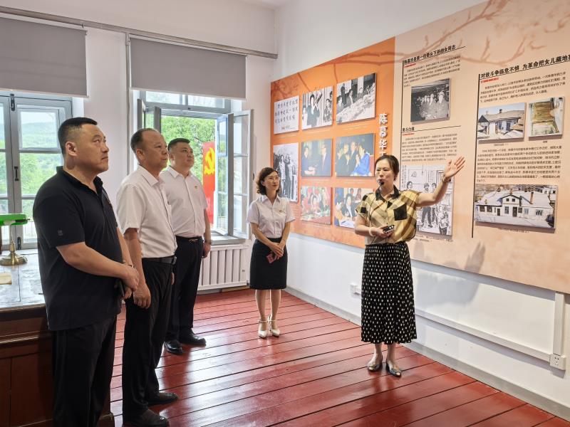 图片四：参观鸡西第一党支部.jpg