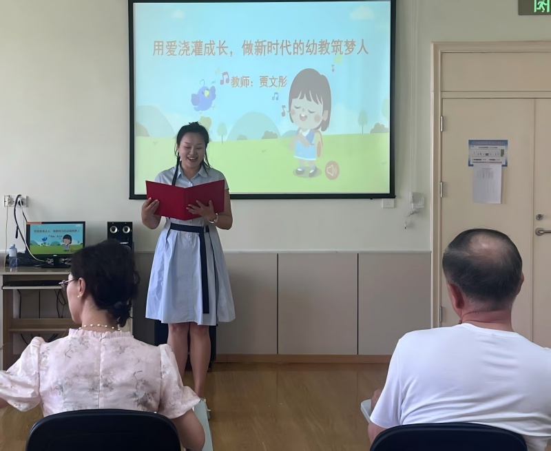 图2：参赛教师演讲中.jpg