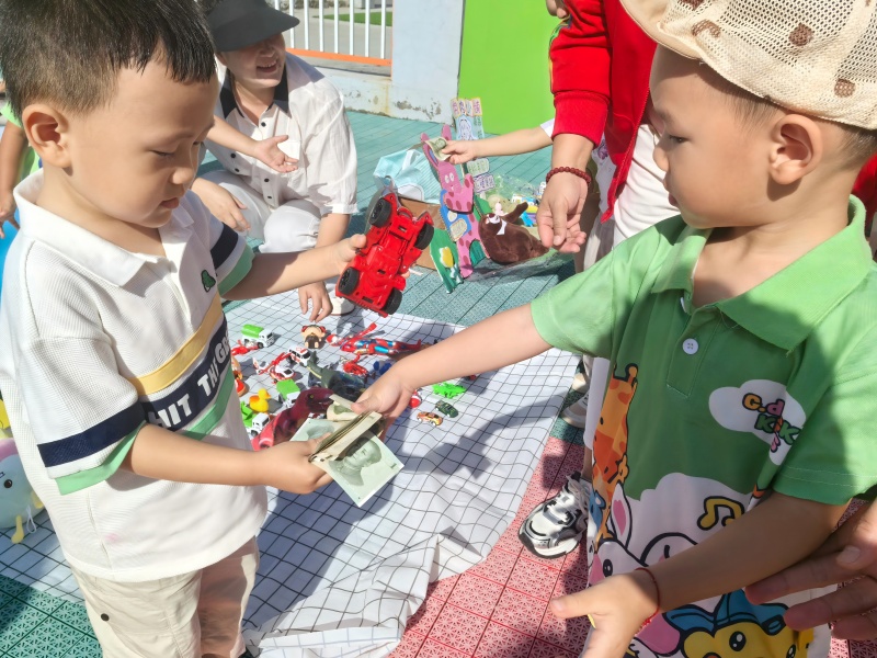 图片4：幼儿自主买卖.jpg
