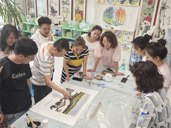 图片二,付百川老师进行版画技法演示.jpg 图片二,付百川老师进行版画技法演示.jpg