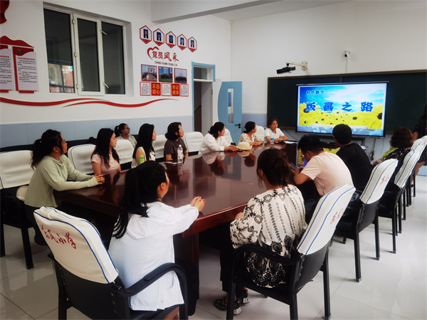 图片三,黎克英老师进行版画教学经验介绍.jpg 图片三,黎克英老师进行版画教学经验介绍.jpg