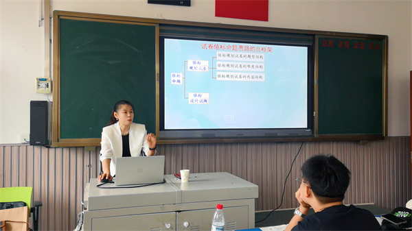 图片一教研员讲座.jpg