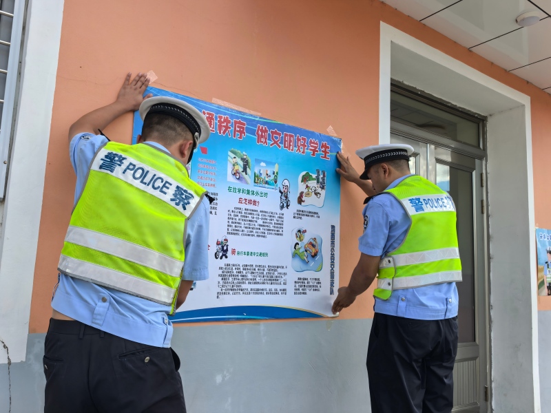 图3 园内张贴宣传海报.jpg