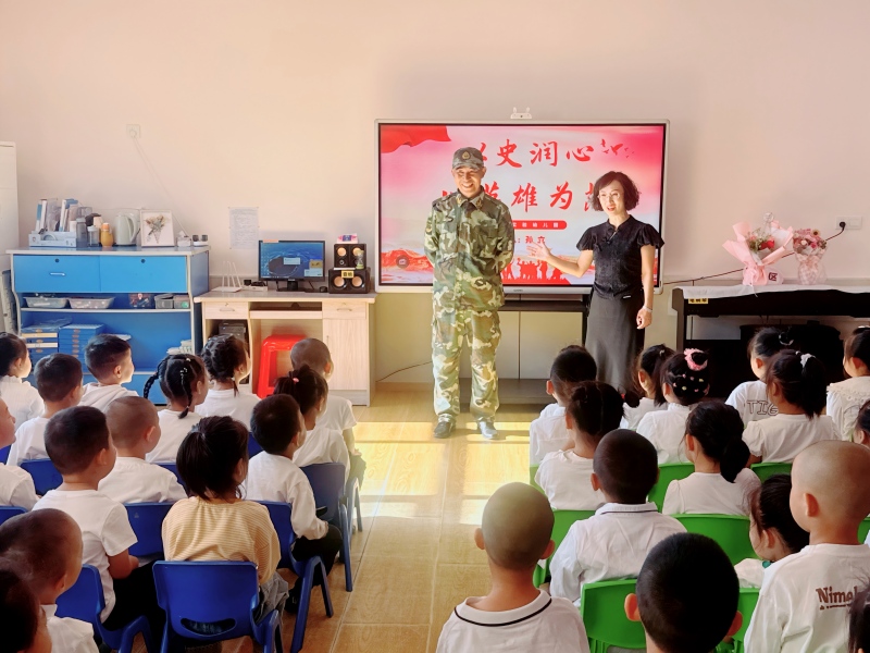 图一：园长介绍孙立同志.jpg