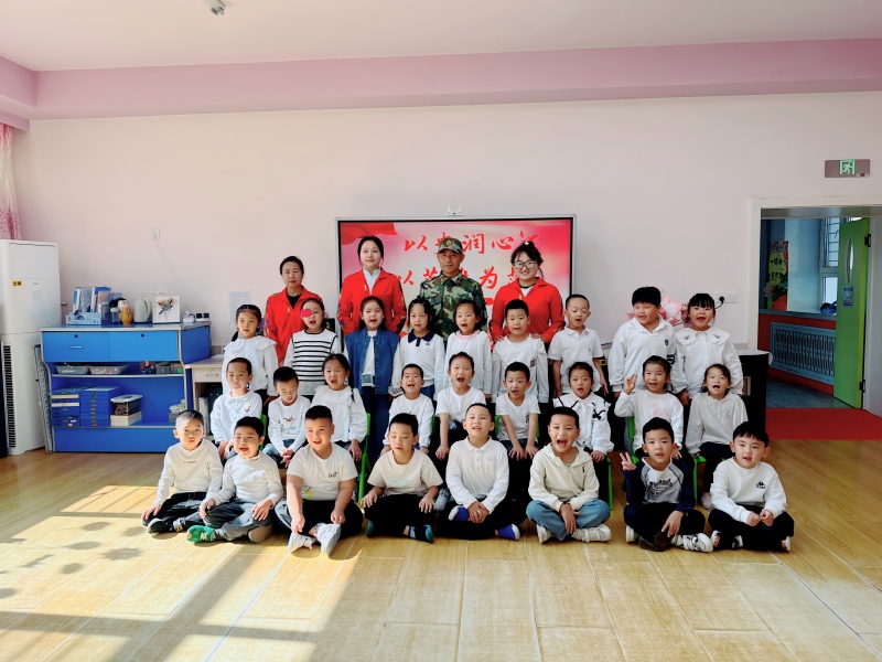 图四：孙立与幼儿合影.jpg