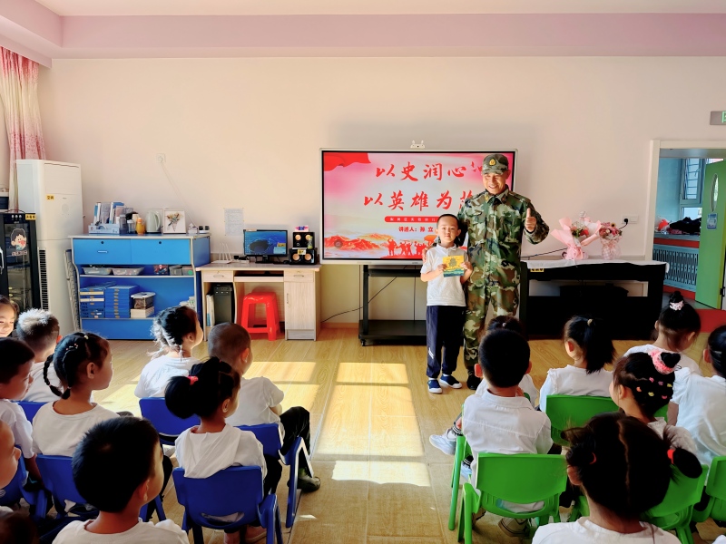 图三：幼儿与孙立爷爷互动.jpg