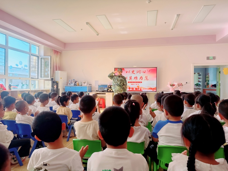 图二：幼儿认真听讲述.jpg