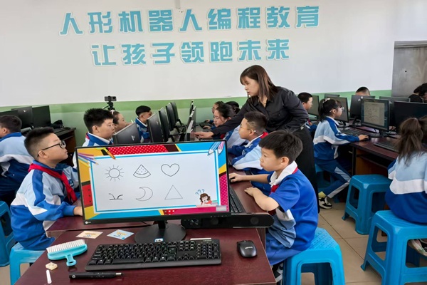 李薇老师现场作课.jpg