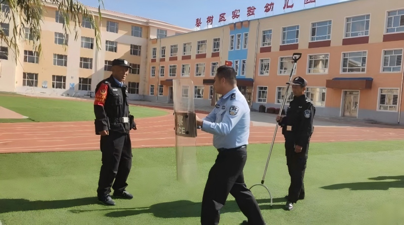 图一民警为保安员进行技能培训.jpg 图一民警为保安员进行技能培训.jpg