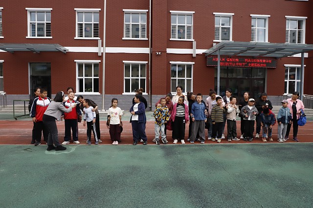 1.鸡西市特殊教育学校学生迎接传统节日中秋节的到来朗诵《嫦娥》古诗.jpg 1.鸡西市特殊教育学校学生迎接传统节日中秋节的到来朗诵《嫦娥》古诗.jpg