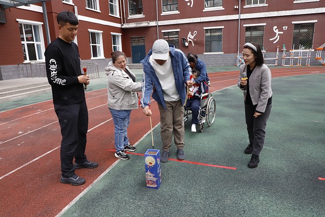 2.鸡西市特殊教育学校老师带领学生参加投壶游戏.jpg 2.鸡西市特殊教育学校老师带领学生参加投壶游戏.jpg