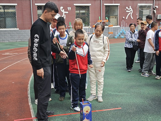 3.老师在讲解传统游戏项目投壶.jpg 3.老师在讲解传统游戏项目投壶.jpg