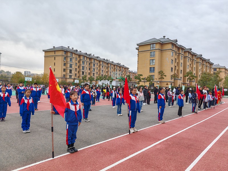 鸡冠区西郊乡中心学校举行“强国复兴有我 争当新时代好少年”主题入队仪式2.jpg