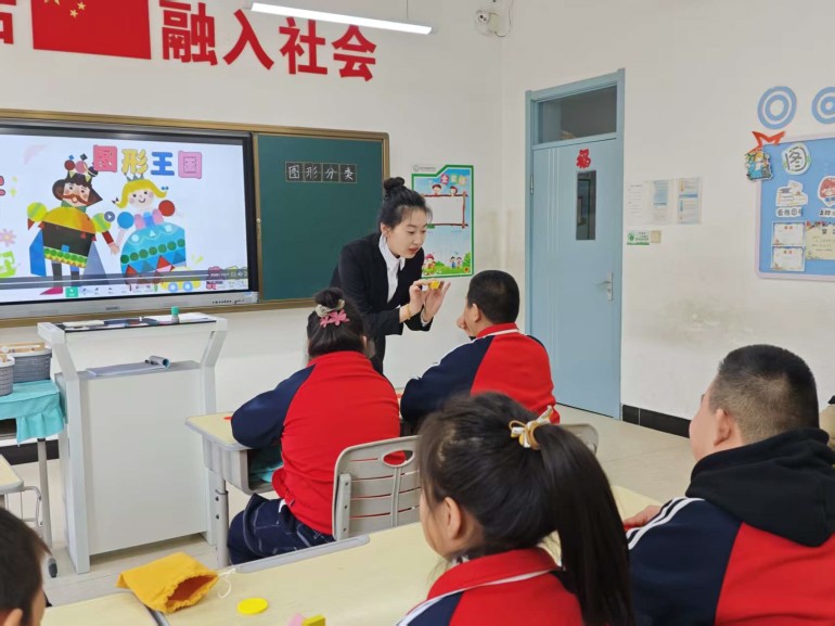 1崔馨博老师课堂精彩瞬间.jpg 1崔馨博老师课堂精彩瞬间.jpg