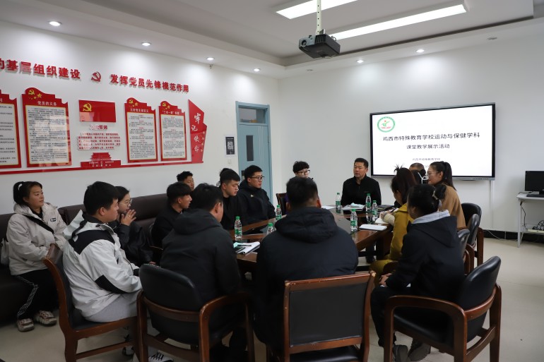 2.集体研讨.jpg 2.集体研讨.jpg