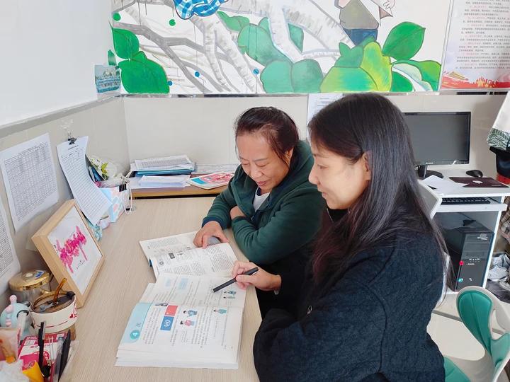 1.邢成赟和张颖老师初步备课.jpg 1.邢成赟和张颖老师初步备课.jpg