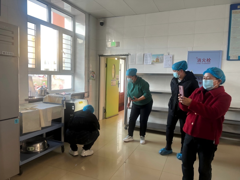图片2：参观食堂.jpg
