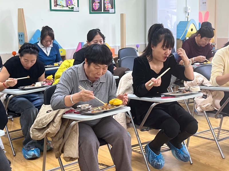 图片3：家长代表陪餐.jpg