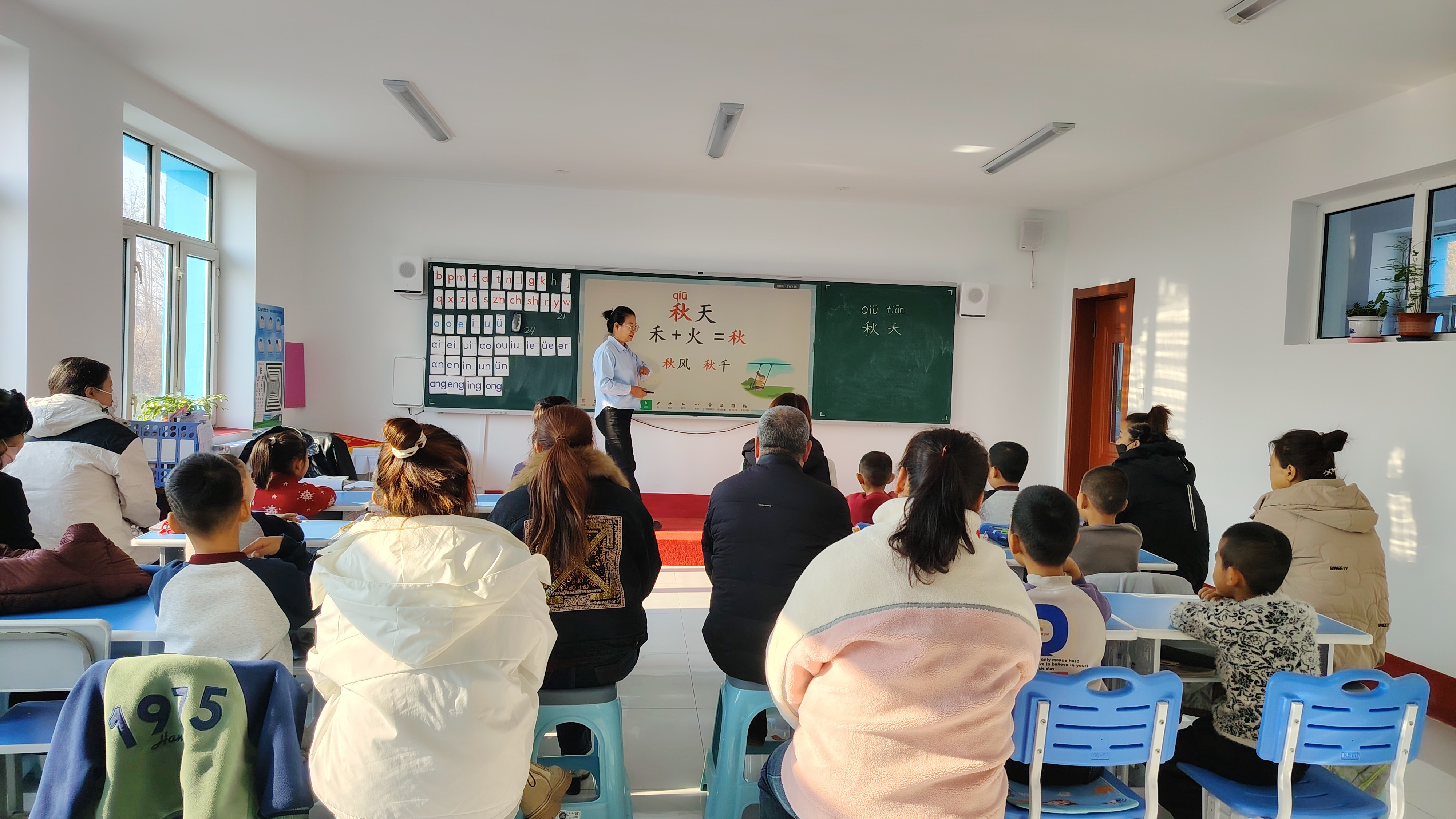 张新颖老师讲课.jpg 张新颖老师讲课.jpg