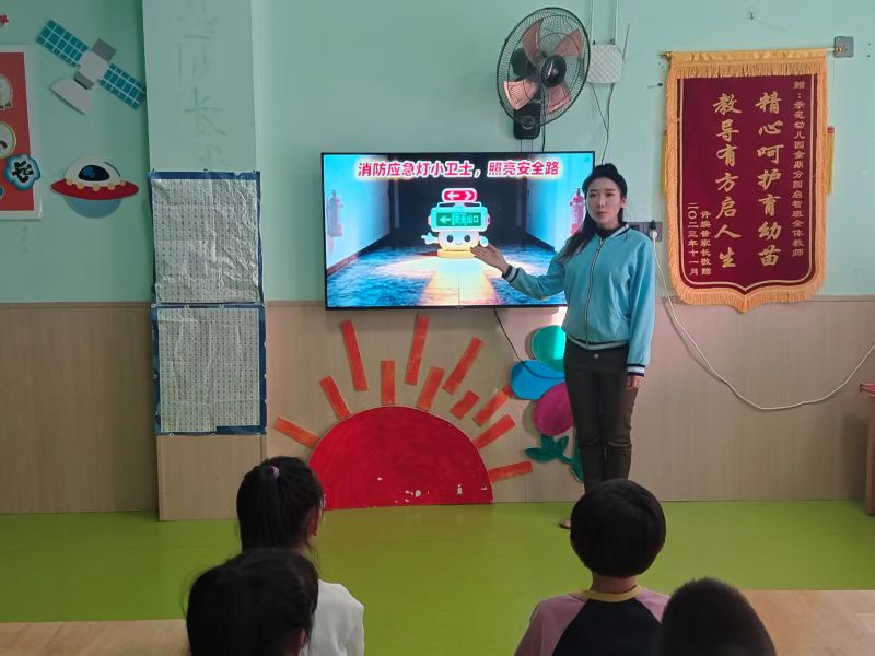班级教师对幼儿进行安全教育.jpg 班级教师对幼儿进行安全教育.jpg