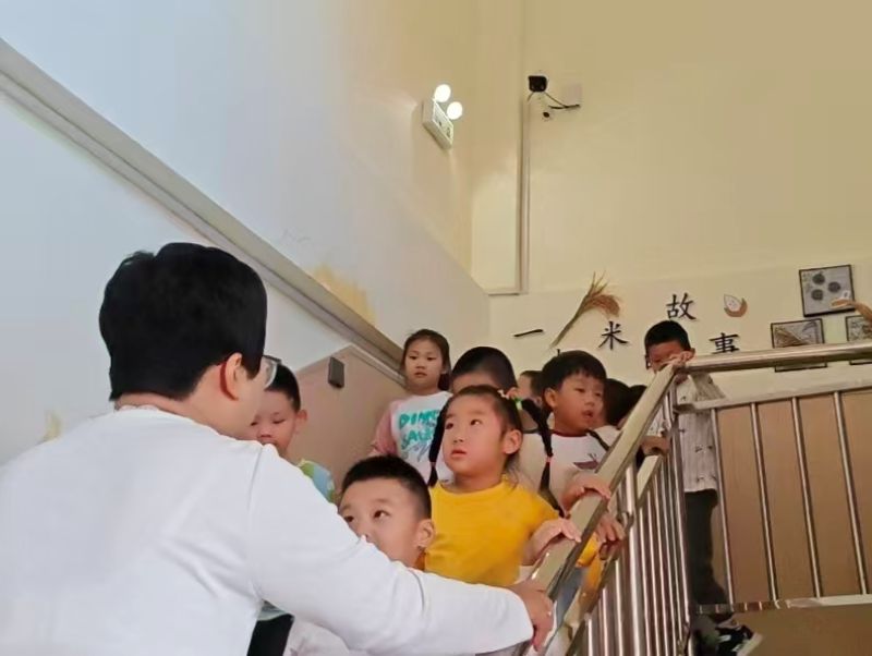 教师组织幼儿有序撤离.jpg 教师组织幼儿有序撤离.jpg