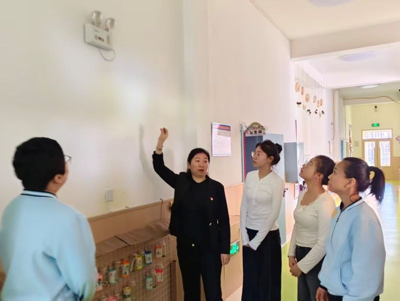 园长带教师熟悉楼内各区域应急灯点位.jpg 园长带教师熟悉楼内各区域应急灯点位.jpg