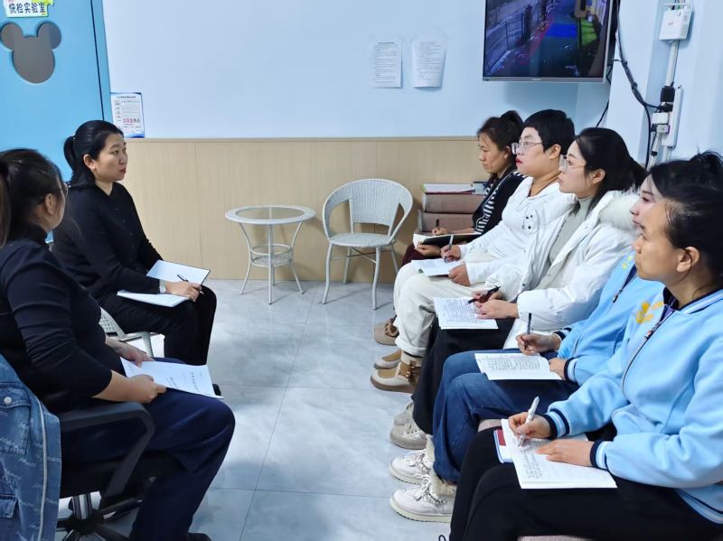 园长带领教师进行复盘总结.jpg 园长带领教师进行复盘总结.jpg