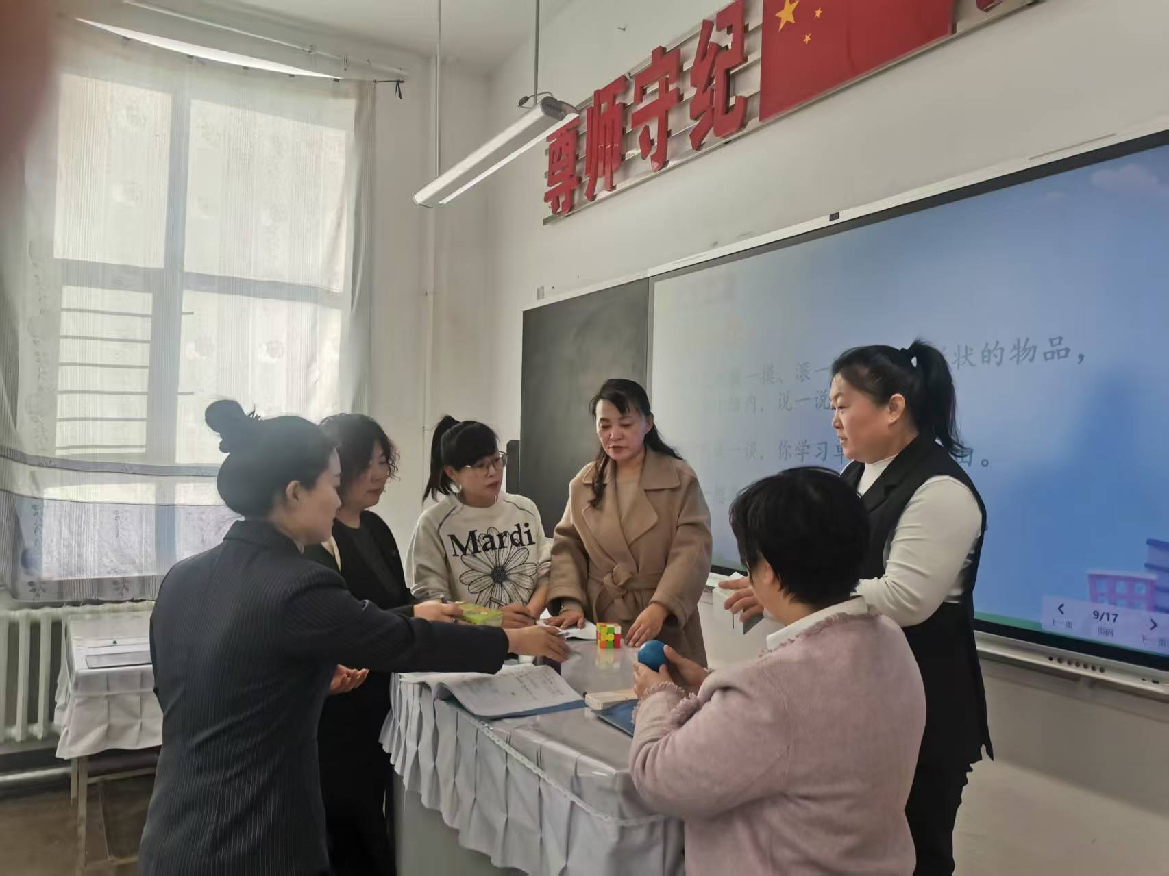 图片3：教研组教师结合公开课进行全面细致的反思.jpg
