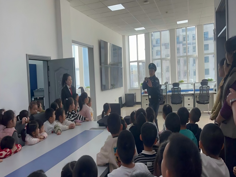 图片二：法警向幼儿示范警棍作用.jpg