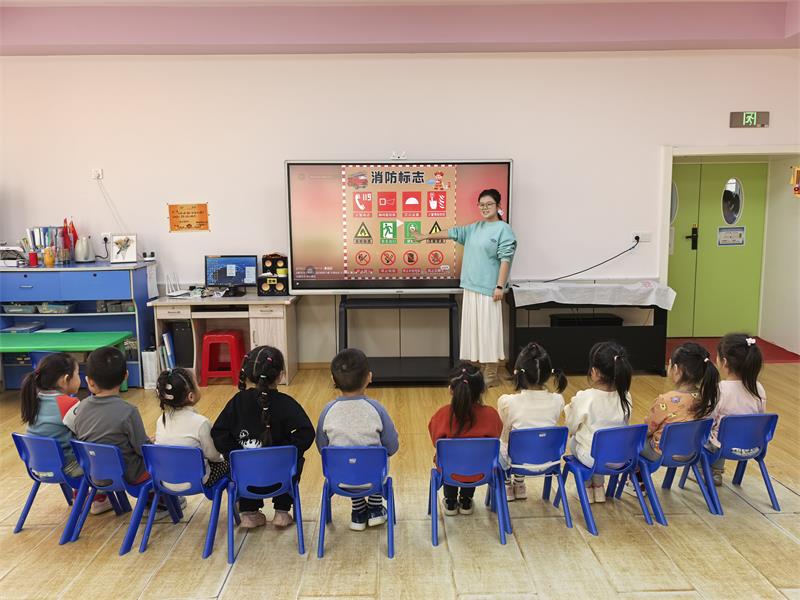 1.班级开展安全教育.jpg