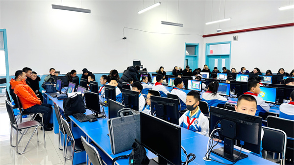 1鸡西市教育学院信息部组织的鸡西市义务教育阶段信息科技学科教学观摩暨省“云帮扶”协作体展示活动在密山市蓝天实验学校成功举办.jpg