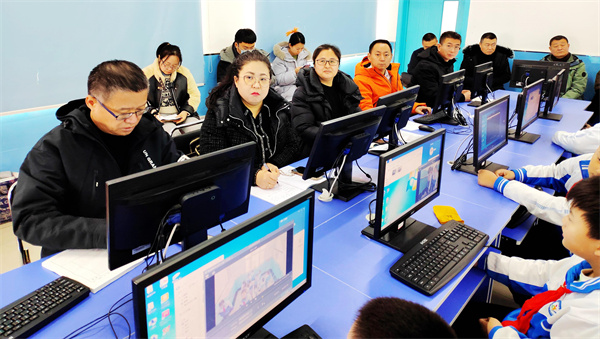 2鸡西市教育学院信息部及全市信息科技教师在线下集中参与活动.jpg