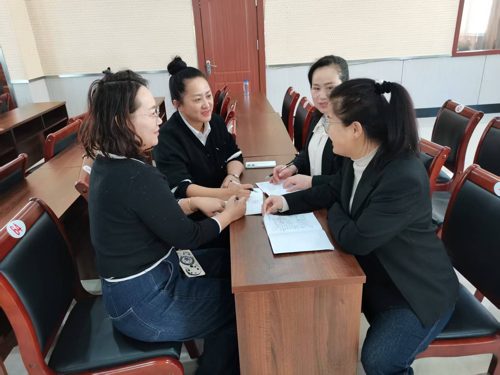 图片3：课后研讨照片.jpg