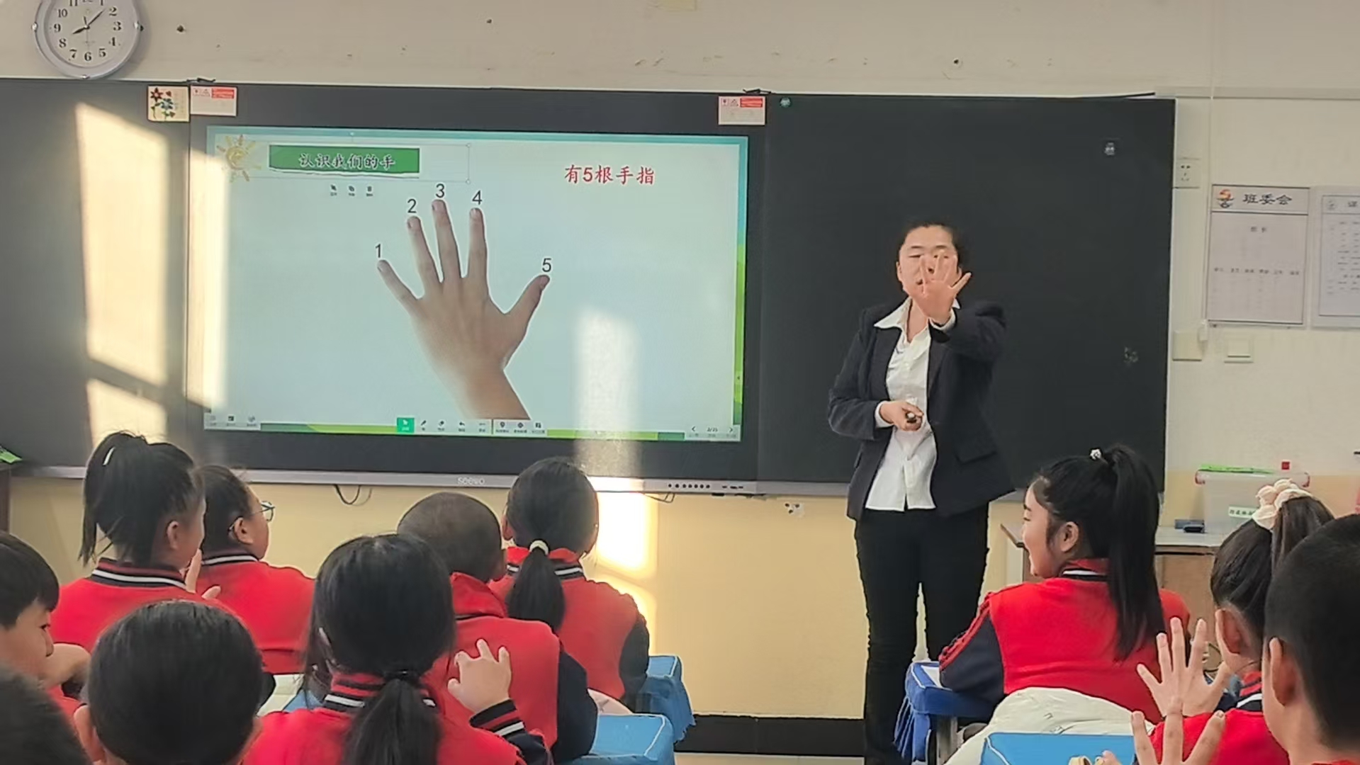 图片5：徐忠凤老师上课照片_20251219133437.jpg