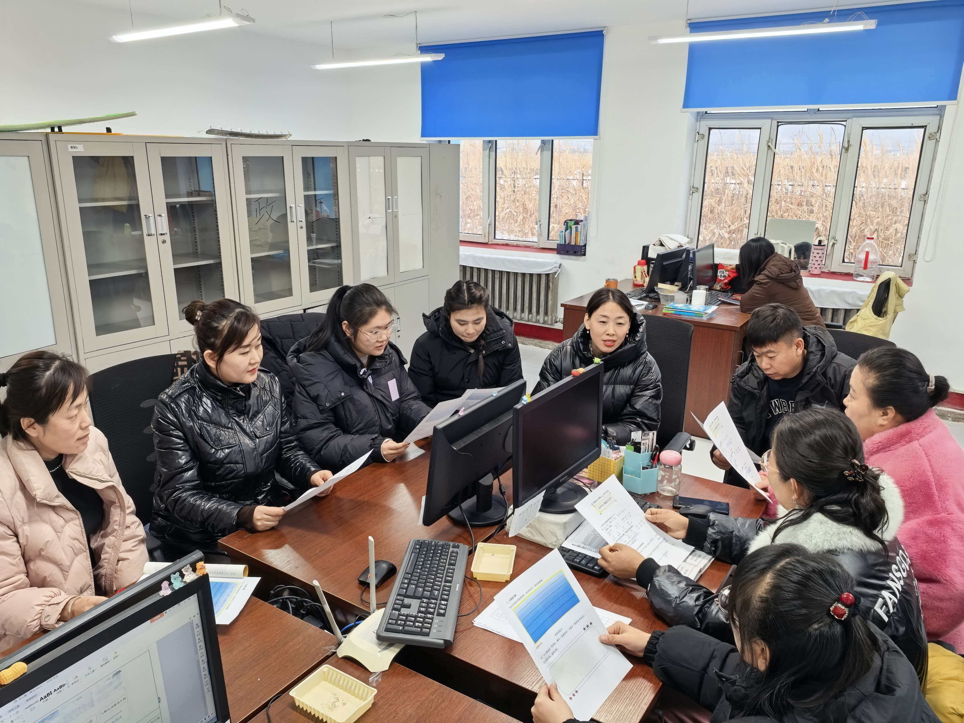 教研组研讨.jpg 教研组研讨.jpg