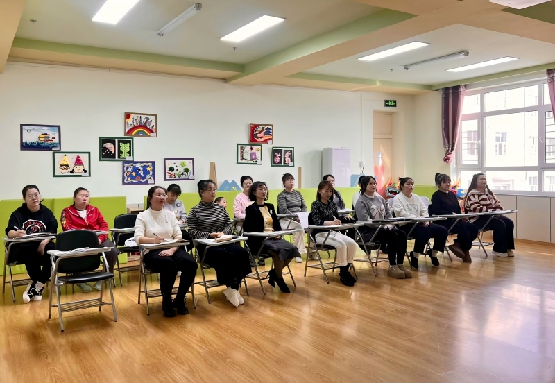 图片四:教研团队聆听分享.jpg 图片四:教研团队聆听分享.jpg