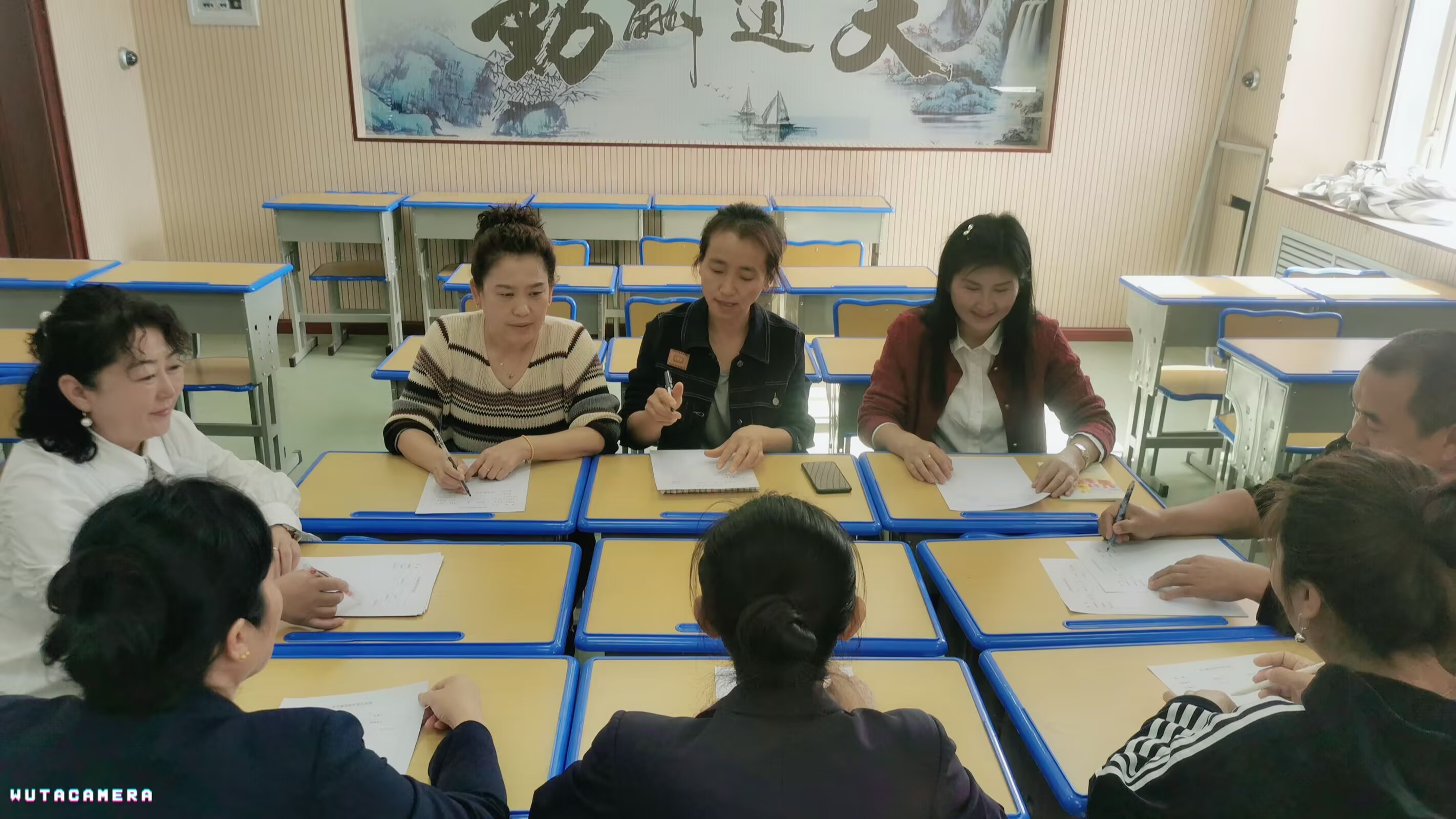 图片5：集体研讨照片.jpg
